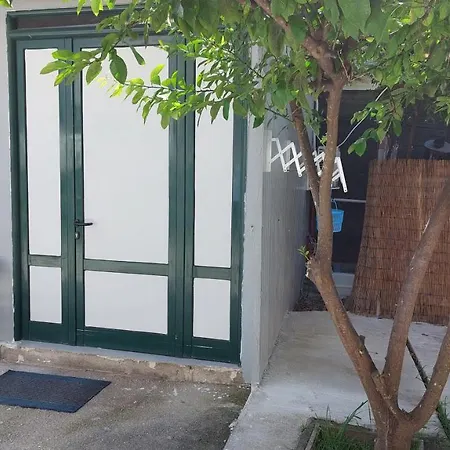 カプセルホテル Escape *